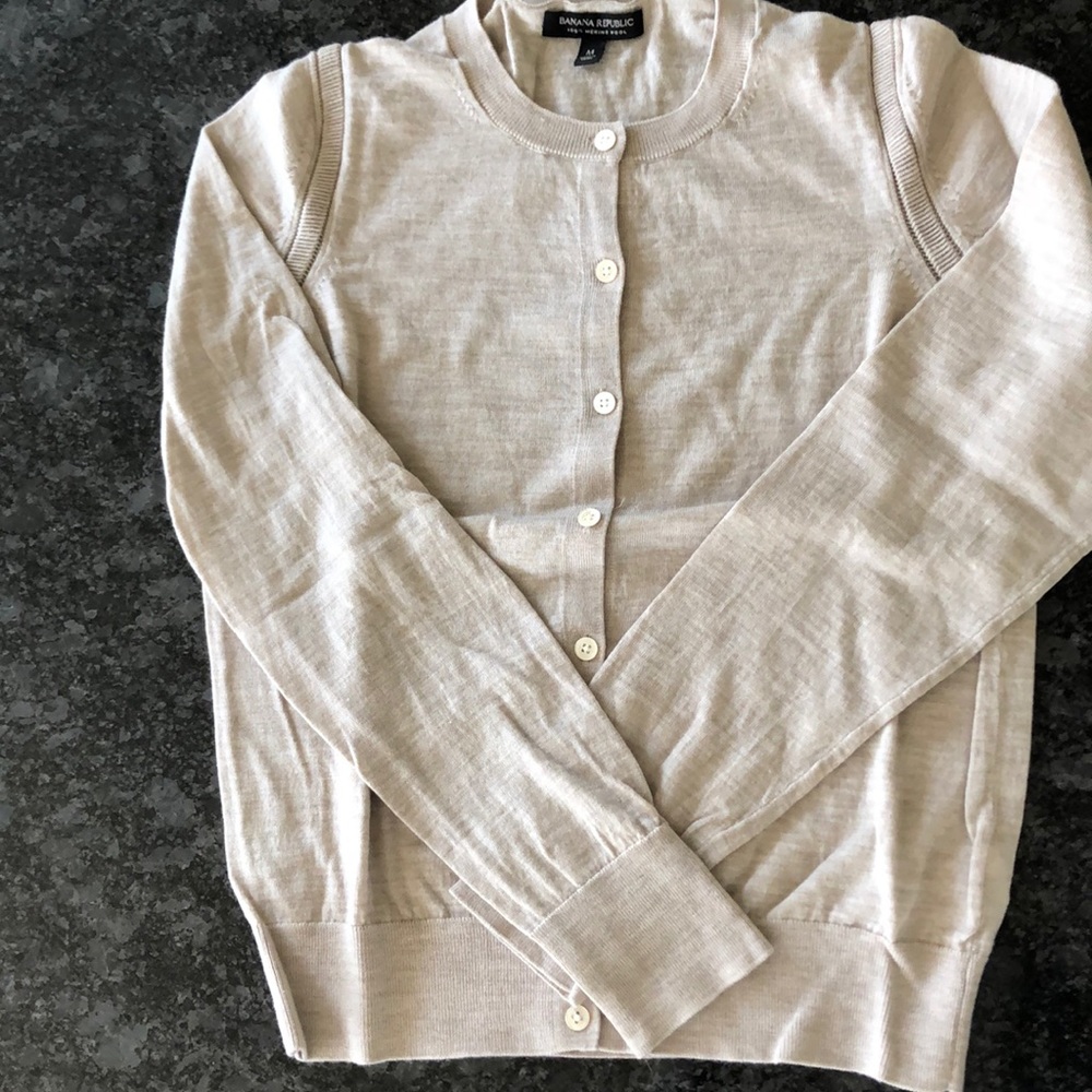 Like new Banana Republic tan wool sweater
